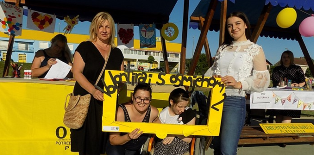 Lokalni volonterski centar „Volontiraj s osmjehom 2“ naziv je još jednog projekta u nizu projekata pleterničke Udruge za djecu s posebnim potrebama i teškoćama... u učenju Osmjeh u partnerstvu s Gradom Pleternicom i Udrugom Radost. Sredstva projekta uzdržava Ministarstvo za demografiju,obitelj,mlade i socijalnu politiku u iznosu od 80.000,00 kuna