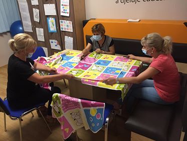 Dana 26.06.2020. proveli smo aktivnost šivanja maski uz sve mjere opreza Civilnog stožera. Majke volonterke sašile su dovoljno maski za članove i volontere no nastavit će s radom...